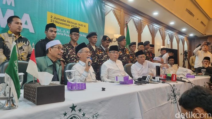 1763939130466-konferensi-pers-setelah-silaturahim-alim-ulama-pengurus-besar-nahdlatul-ulama-pbnu-menyepakati-ketum-pbnu-yahya-cholil-staquf--1763917467896_169