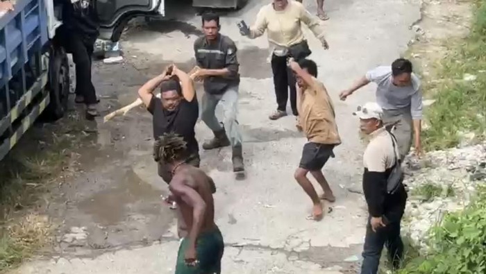 1763960782385-wn-as-terlibat-baku-hantam-dengan-pekerja-proyek-di-jalan-pantai-suluban-desa-pecatu-kecamatan-kuta-selatan-badung-bali-minggu-1763912760613_169