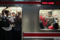 1763982362629-perjalanan-krl-lintas-tanah-abang-palmerah-terganggu-imbas-demo-dpr-1756123435961
