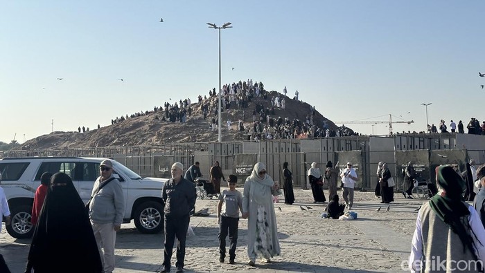 1764003945256-kompleks-pemakaman-para-syuhada-yang-mati-syahid-di-perang-uhud-isal-mawardidetikcom-1764001291262_169