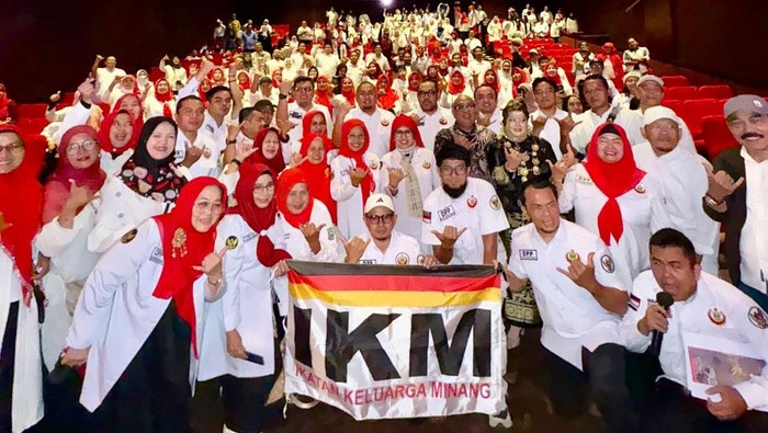 1764003947858-ikatan-keluarga-minang-ikm-menggelar-nonton-bareng-nobar-besar-besaran-film-nia-di-plaza-senayan-jakarta-dok-ist-1764000258173_169