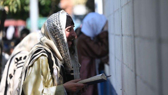 1764133579334-sekte-yahudi-ultra-ortodoks-lev-tahor-dituduh-menculik-dan-perdagangkan-anak-siapa-mereka-sebenarnya-1764132604652