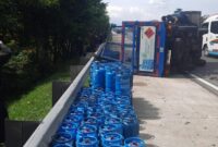 1764133583377-truk-pengangkut-tabung-gas-terguling-di-tol-jagorawi-1764131444805_169