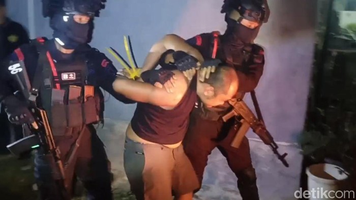 1764133584381-penggerebekan-rumah-yang-diduga-jadi-sumber-peredaran-narkoba-di-pringrejo-kota-pekalongan-selasa-25112025-malam-1764127808590_169