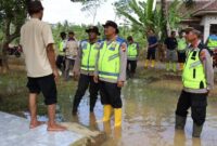 1764155188140-kapolresta-cilacap-membantu-warga-terdampak-banjir-dengan-penyaluran-bantuan-dan-pemeriksaan-kesehatan-dokistimewa-1764152132718_169
