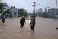 1764176806590-banjir-merendam-ruas-jalan-di-aceh-utara-foto-polres-aceh-utara-1764129883331_169