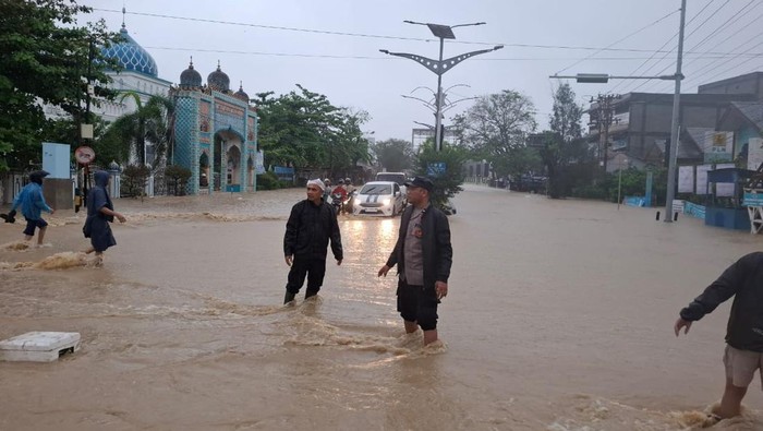 1764176806590-banjir-merendam-ruas-jalan-di-aceh-utara-foto-polres-aceh-utara-1764129883331_169
