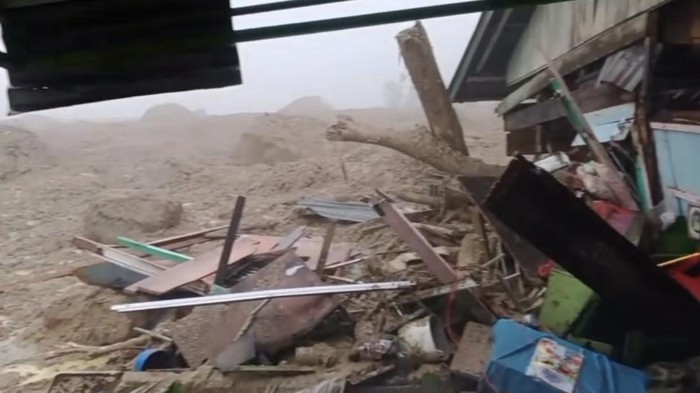 1764198303022-kondisi-banjir-bandang-di-desa-panggugunan-kecamatan-pakat-humbang-hasudutan-sumatera-utara-tangkapan-layar-1764168826470_169