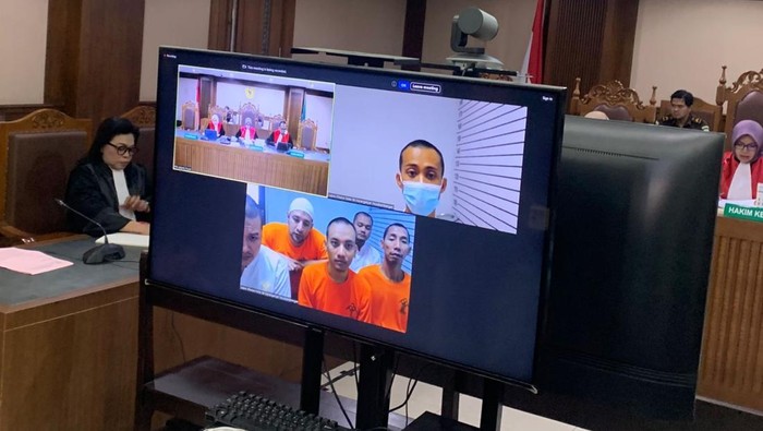 1764220012992-ammar-zoni-dkk-hadiri-sidang-via-zoom-1764216917498_169