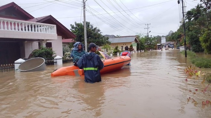 1764263176506-banjir-di-solok-sumbar-1764261608611_169