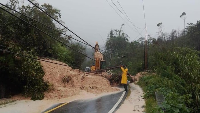 1764263181790-kondisi-tiang-pln-tumbang-imbas-longsor-di-tapteng-sibolga-dok-pln-uid-sumut-1764075994881_169