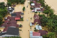 1764284697223-jalan-lintas-nasional-tergenang-akses-medanbanda-aceh-lumpuh-diterjang-banjir-1764244765827_169