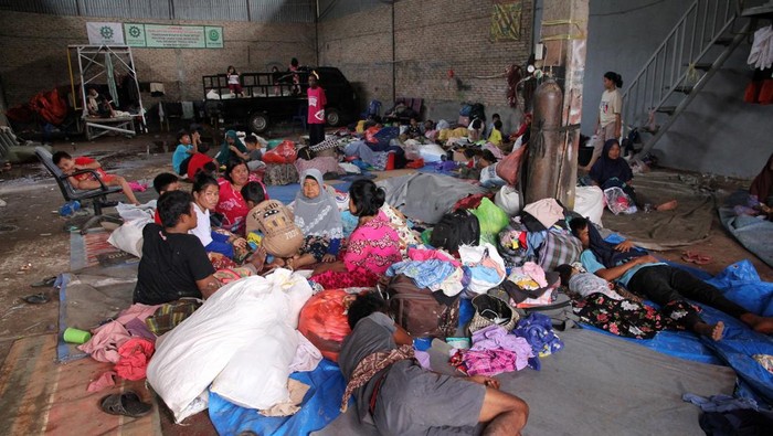 1764349577350-gudang-jadi-pengungsian-warga-terdampak-banjir-bandang-tapanuli-selatan-1764340549587_169