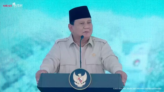 1764349584801-presiden-prabowo-subianto-memberi-sambutan-di-acara-pemusnahan-barang-bukti-berbagai-jenis-narkoba-seberat-21484-ton-di-lapang-1761722685070_169