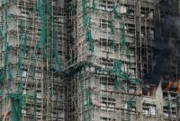 1764414363263-foto-yang-diambil-pada-kamis-2711-menunjukkan-api-masih-berkobar-di-beberapa-unit-apartemen-di-kompleks-wong-fuk-court-hong-ko-1764230478472_169