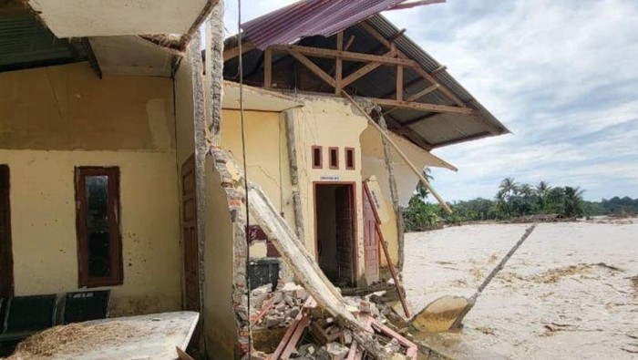 1764500760037-37-sekolah-di-aceh-barat-diliburkan-usai-diterjang-banjir-1764400279272_169