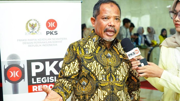 1764500760805-sekretaris-fraksi-partai-keadilan-sejahtera-pks-johan-rosihan-1759494601428_169