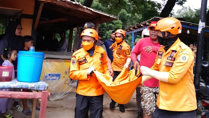 1764522402601-seorang-remaja-14-tahun-tewas-tenggelam-di-curug-dengdeng-bogor-dokistimewa-1764520545783_169