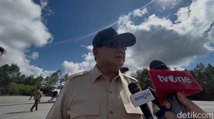 1764565688579-prabowo-di-bandara-raja-sisingamangaraja-xii-kabupaten-tapanuli-utara-sumatera-utara-senin-1122025-1764558932538_169