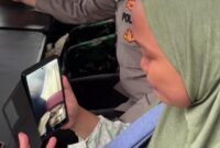 1764565691598-seorang-korban-banjir-yang-menangis-saat-menghubungi-keluarganya-foto-dok-polres-tapteng-1764516906430_169