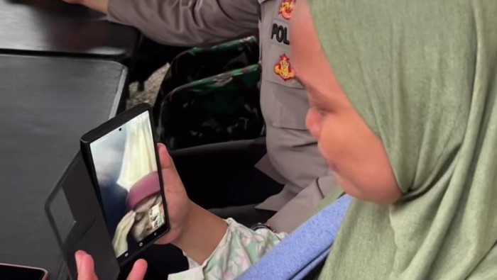 1764565691598-seorang-korban-banjir-yang-menangis-saat-menghubungi-keluarganya-foto-dok-polres-tapteng-1764516906430_169