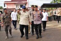 1764565696030-kapolri-jenderal-listyo-sigit-prabowo-dampingi-presiden-prabowo-subianto-meninjau-warga-korban-bencana-di-tapanuli-tengah-suma-1764561928211_169