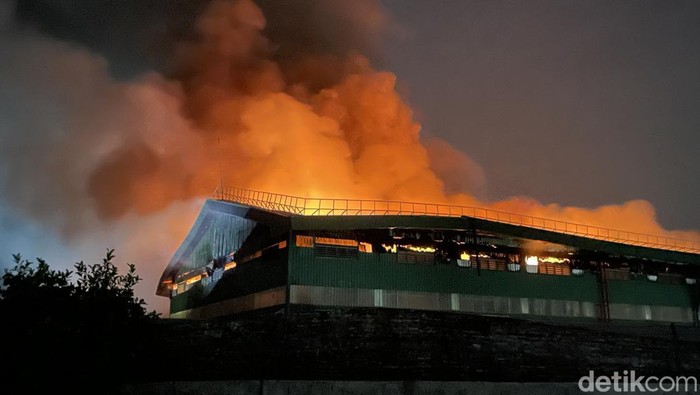 1764608806333-gudang-pabrik-dua-kelinci-di-pati-terbakar-senin-1122025-1764604825402_169