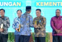 1764608808835-kakorlantas-polri-irjen-agus-suryonugroho-terima-penghargaan-sutami-awards-2025-1764601472187_169