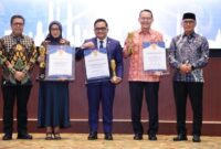 1764673616861-menpan-rb-terima-penghargaan-life-time-achievement-1764672471628_169