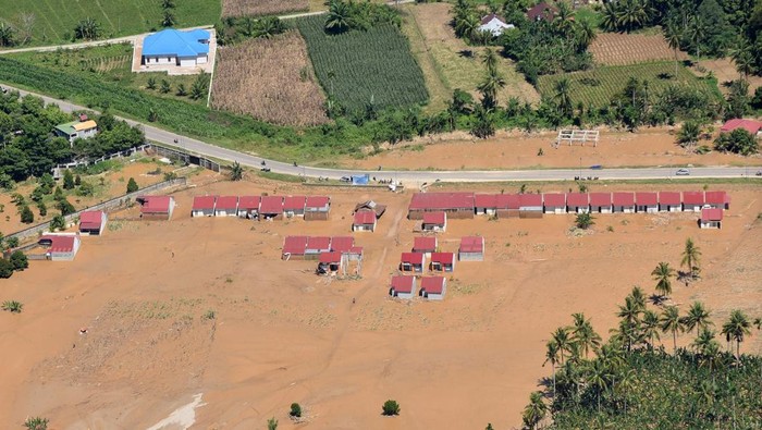 1764673618164-foto-udara-dampak-banjir-bandang-di-padang-pariaman-1764649297922_169