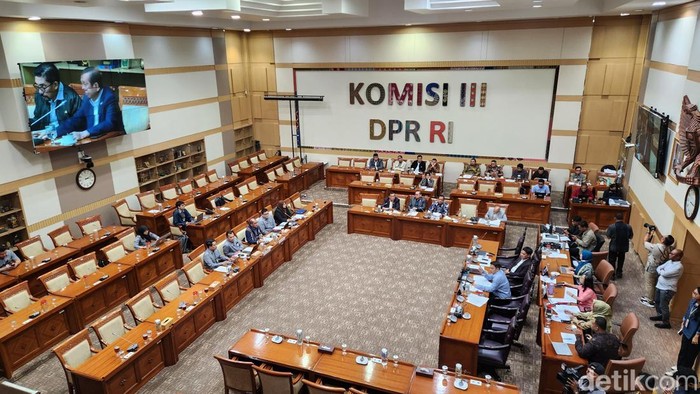 1764673620732-rapat-komisi-iii-dpr-membahas-ruu-penyesuaian-pidana-di-ruang-rapat-komisi-iii-dpr-kompleks-parlemen-senayan-jakarta-selasa-21-1764671668285_169