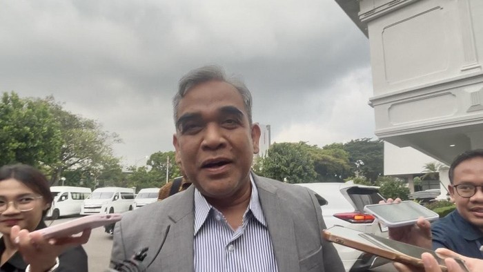 1764673623747-ketua-mpr-ahmad-muzani-menyambangi-istana-jakarta-1764670609686_169