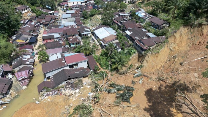 1764695224729-sibolga-porak-poranda-32-tewas-dan-65-hilang-akibat-banjir-bandang-1764489889884_169