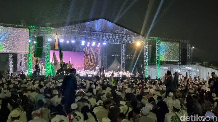 1764695227104-reuni-212-yang-digelar-di-monas-mengusulkan-tanggal-2-desember-menjadi-libur-nasional-wakil-menteri-agama-wamenag-romo-muhamma-1764690611149_169