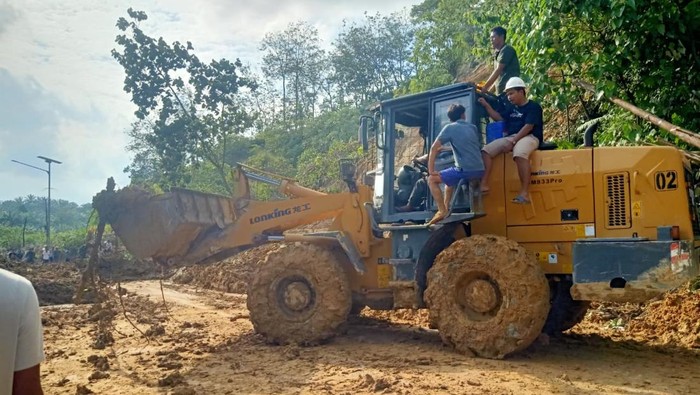 1764695229246-bnpb-menyatakan-jalur-yang-menghubungkan-kota-medan-di-sumatra-utara-menuju-aceh-tamiang-di-aceh-mulai-terbuka-bantuan-akan-di-1764689795490_169