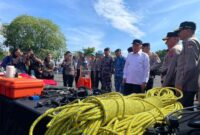 1764760037453-kapolda-kalsel-irjen-rosyanto-yudha-hermawan-dan-gubernur-kalsel-muhidin-saat-meninjau-ketersediaan-alat-untuk-menghadapi-benc-1762327899101