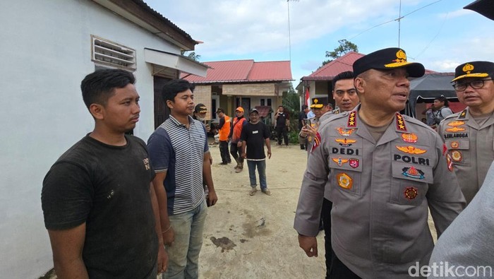 1764760037988-wakapolri-tiba-di-aceh-tamiang-cek-kebutuhan-para-pengungsi-1764759067880_169