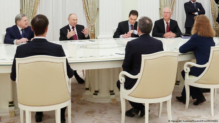 1764760041756-negosiasi-lima-jam-as-rusia-gagal-berkompromi-soal-teritorial-ukraina-1764758003444