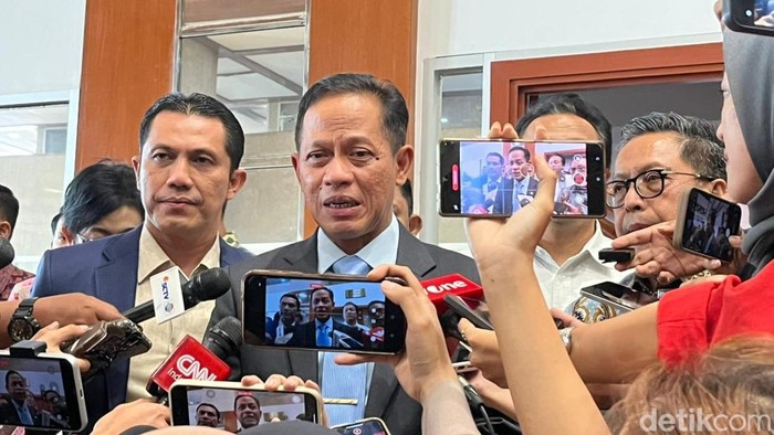 1764760044688-menteri-lingkungan-hidup-1764748007282_169