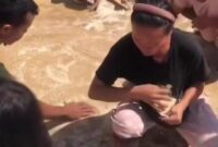 1764781623993-video-viral-warga-korban-banjir-di-taput-kais-beras-yang-berserakan-di-tanah-usai-pecah-saat-dijatuhkan-dari-helikopter-istime-1764659485693_43