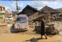 1764803130728-mobil-hingga-truk-tangki-terseret-banjir-aceh-tamiang-porak-poranda-1764771075254_169