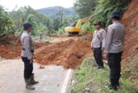 1764803131697-satuan-brimob-polda-riau-jambi-dan-sumatera-barat-menurunkan-alat-berat-dan-membuka-akses-jalan-bagi-warga-yang-terisolir-1764781340433_169