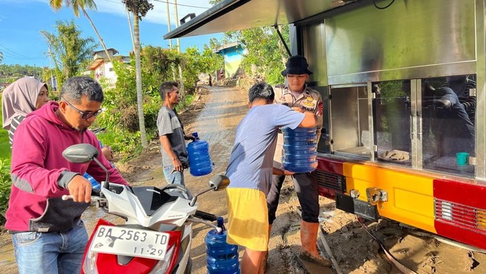 1764824829336-tim-polda-sumbar-distribusikan-air-bersih-ke-warga-terdampak-banjir-di-agam-sumbar-dok-ist-1764824123826_169