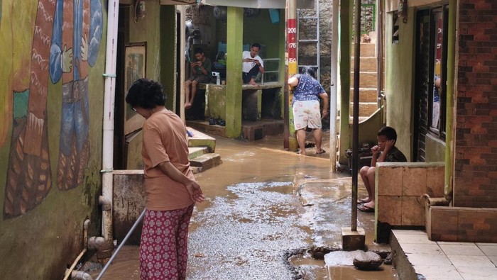 1764997588460-kondisi-banjir-surut-di-kebon-pala-jaktim-sabtu-6122025-1764996386382_169