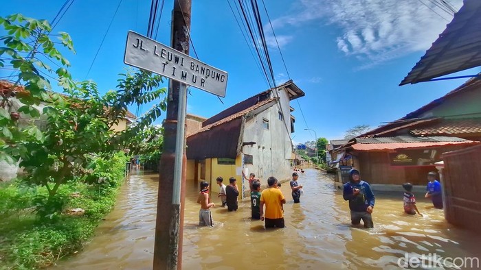 1764997592750-permukiman-warga-yang-terendam-banjir-di-kampung-leuwi-bandung-desa-citeureup-kecamatan-dayeuhkolot-kabupaten-bandung-jumat-51-1764920559287_169