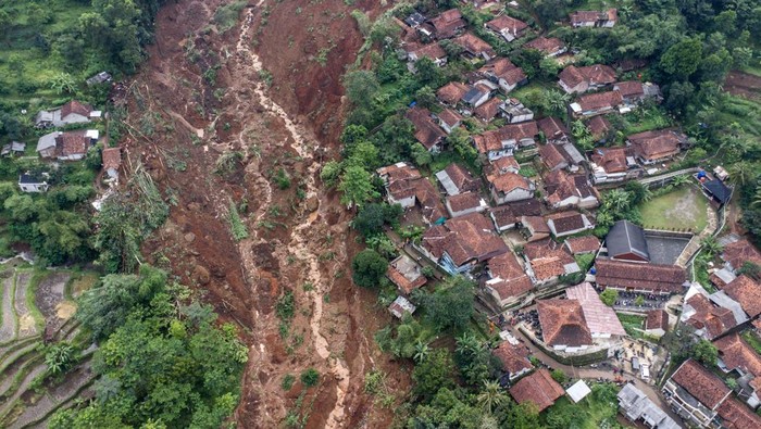 1765019156335-arjasari-bandung-tertimbun-longsor-3-warga-dalam-pencarian-1765014100135_169