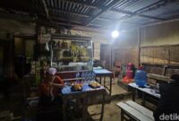 1765019157438-instalasi-listrik-di-kecamatan-palembayan-kabupaten-agam-sumatera-barat-sumbar-sudah-terpasang-per-dini-hari-tadi-sebagian-des-1765017034175_169