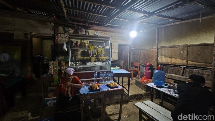 1765019157438-instalasi-listrik-di-kecamatan-palembayan-kabupaten-agam-sumatera-barat-sumbar-sudah-terpasang-per-dini-hari-tadi-sebagian-des-1765017034175_169