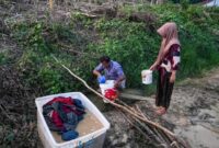 1765019159956-korban-banjir-aceh-tamiang-terpaksa-hidup-dengan-air-parit-1765012485341_169