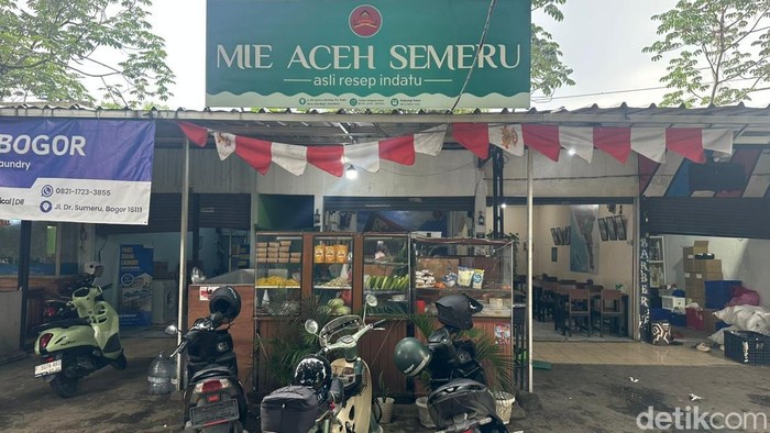 1765019161558-kedai-makan-khas-aceh-di-kota-bogor-ini-memberikan-makanan-gratis-kepada-mahasiswa-yang-merantau-dari-sumatera-barat-sumatera--1765015076113_169